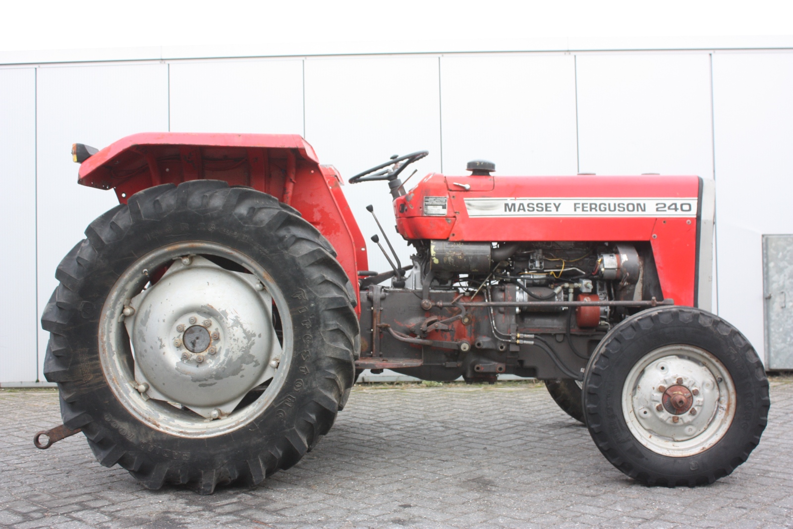 MASSEY FERGUSON 240 1983 Agricultural tractor | Van Dijk Heavy Equipment