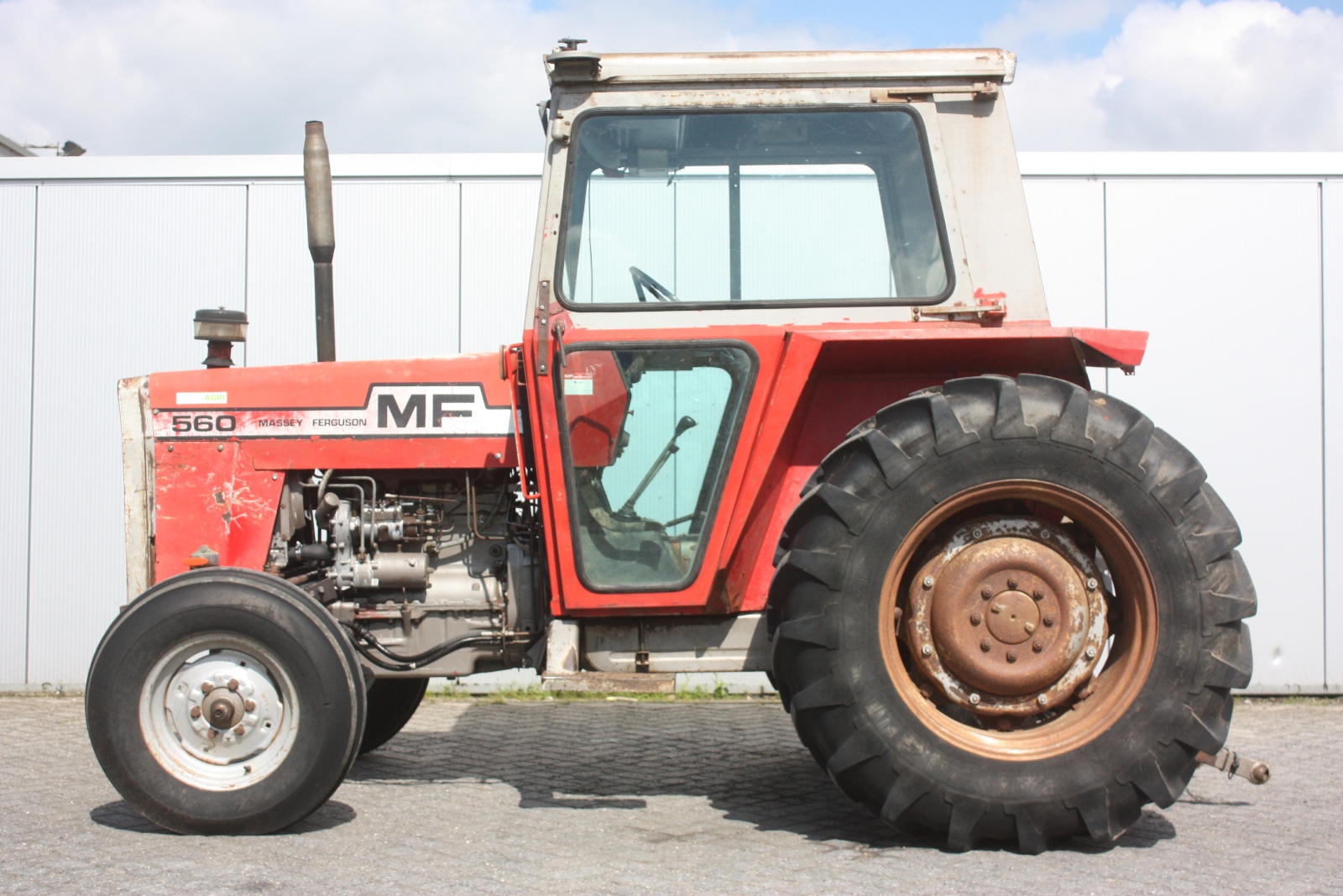 MASSEY FERGUSON 560 1977 Agricultural tractor | Van Dijk Heavy Equipment